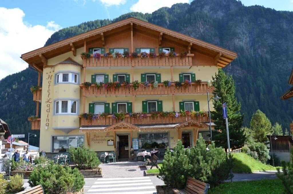 Фотографія Hotel Ladina 3*