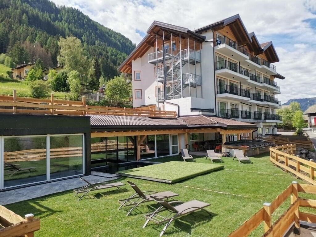 Отель Active Alm Hotel (Moena) 4*