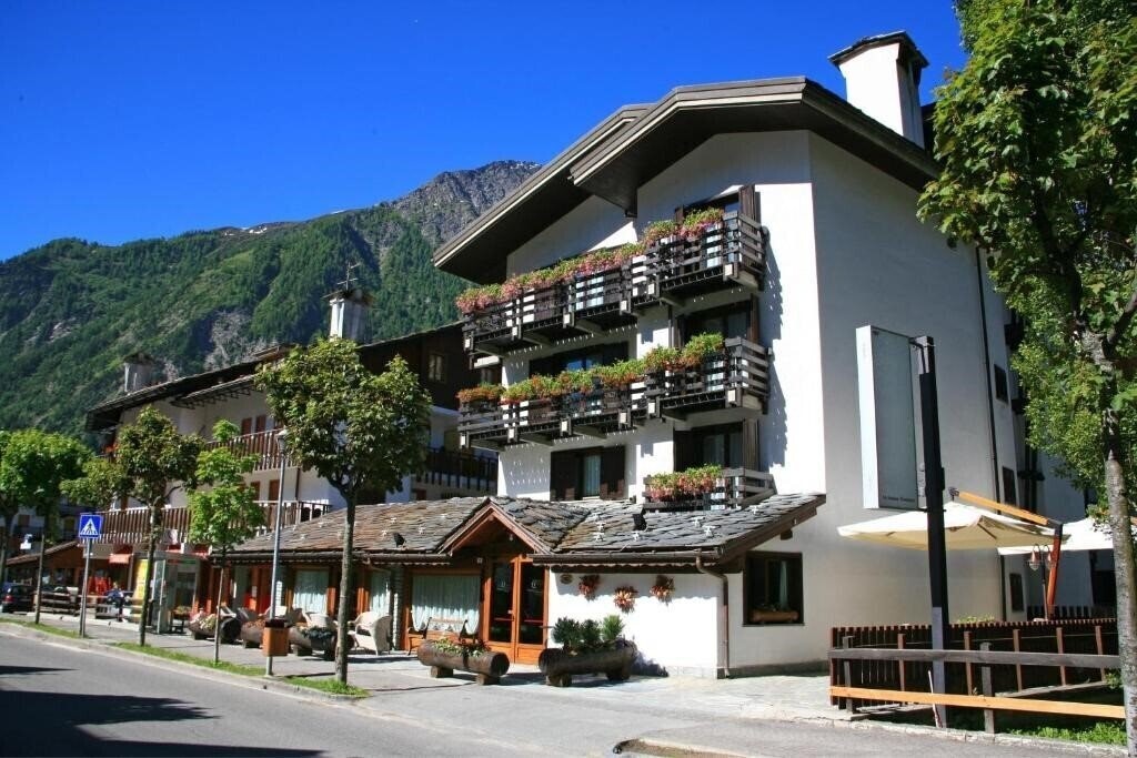 Отель Les Jumeaux Courmayeur 4*