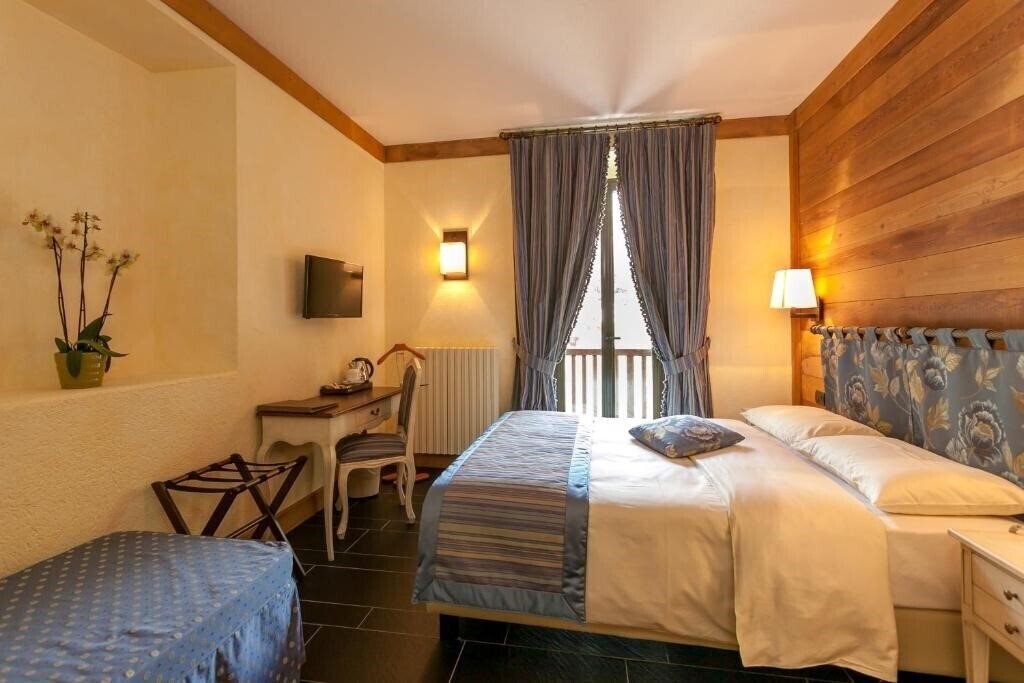 Готель Hotel Lo Scoiattolo Courmayeur 4*