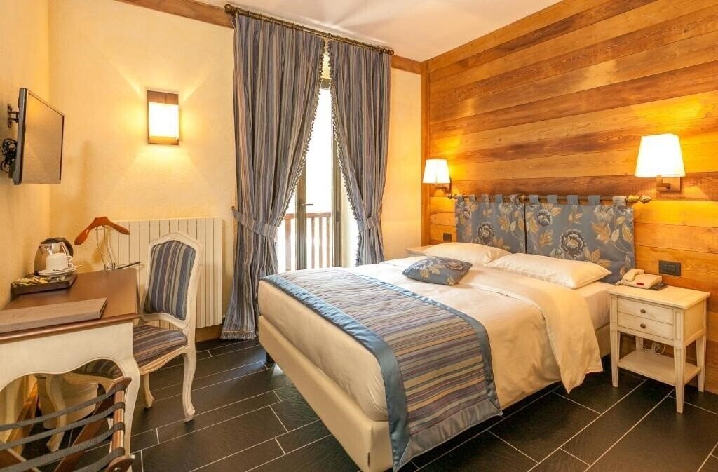 Фото Hotel Lo Scoiattolo Courmayeur 4*