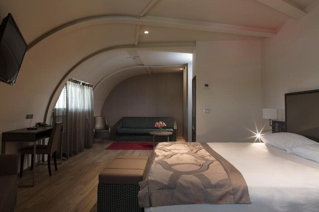 Готель Holiday Smart Hotel 4*