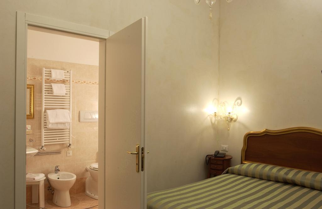 Готель Locanda Canal Hotel (Venice) 3*