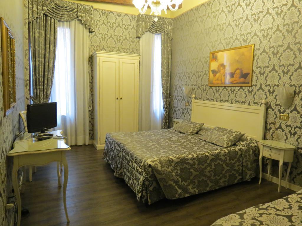 Отель Bridge 3*