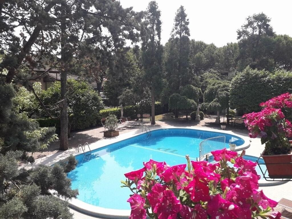 Отель New Tiffany'S Park 4*