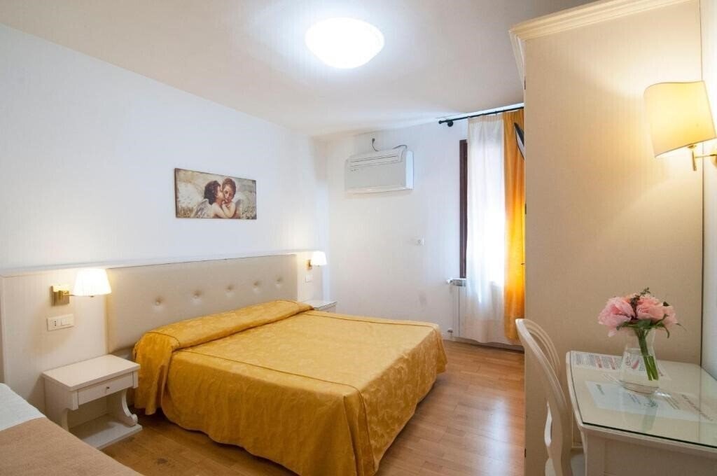 Готель Albergo Ai Tolentini 1*