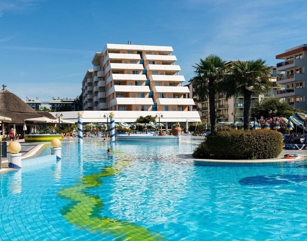 Отель Aparthotel Holiday 4*