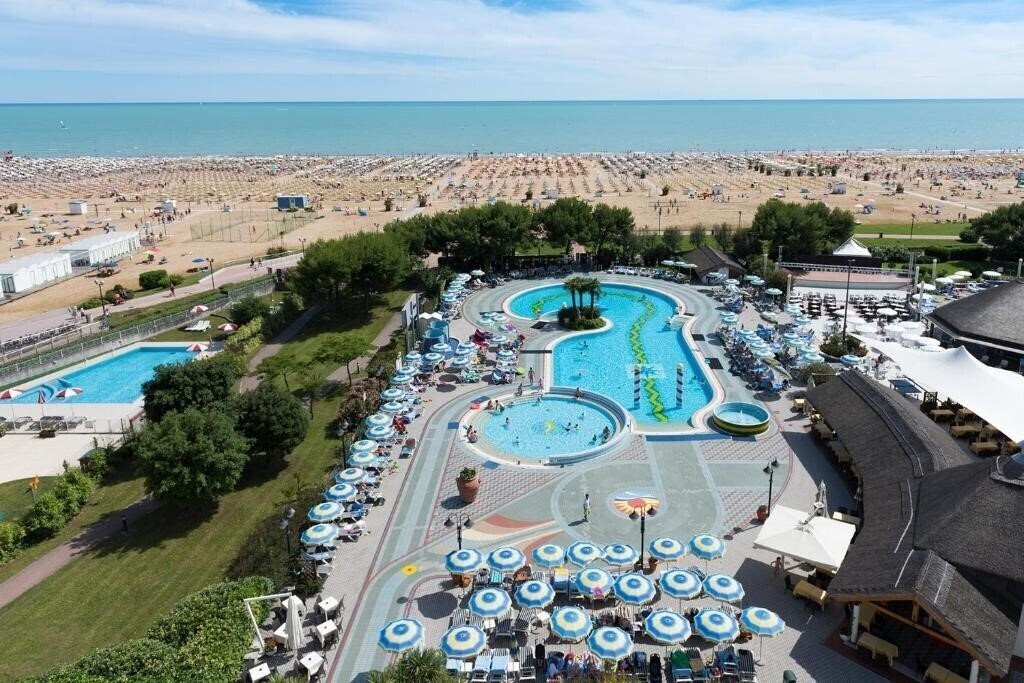 Фото Aparthotel Holiday 4*