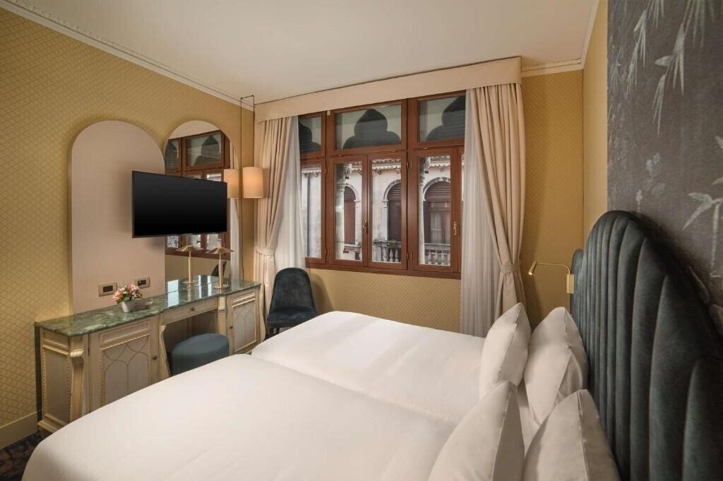 Фотографія NH Venezia Santa Lucia 4*
