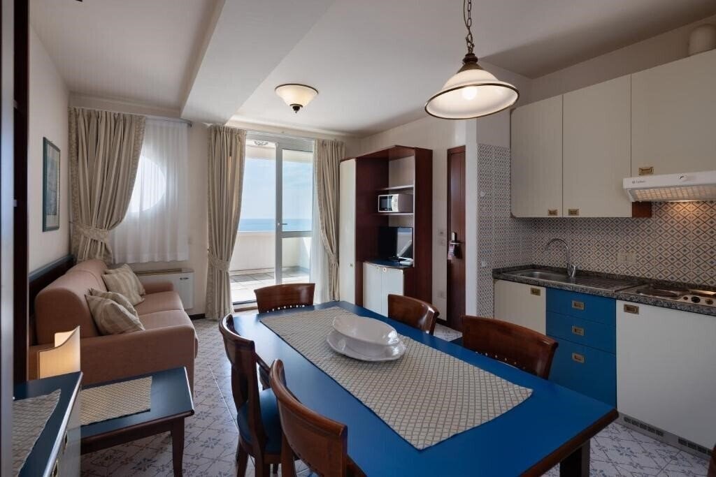 Фото Aparthotel Holiday 4*