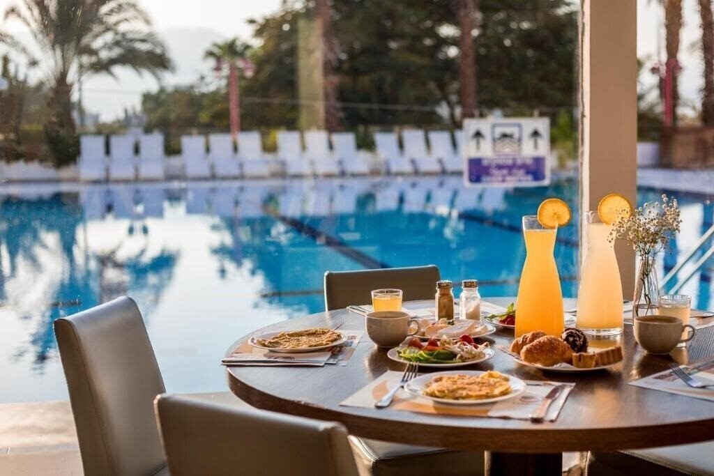 Готель Astral Nirvana Suites 4*