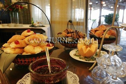 Готель The Seasons 5*