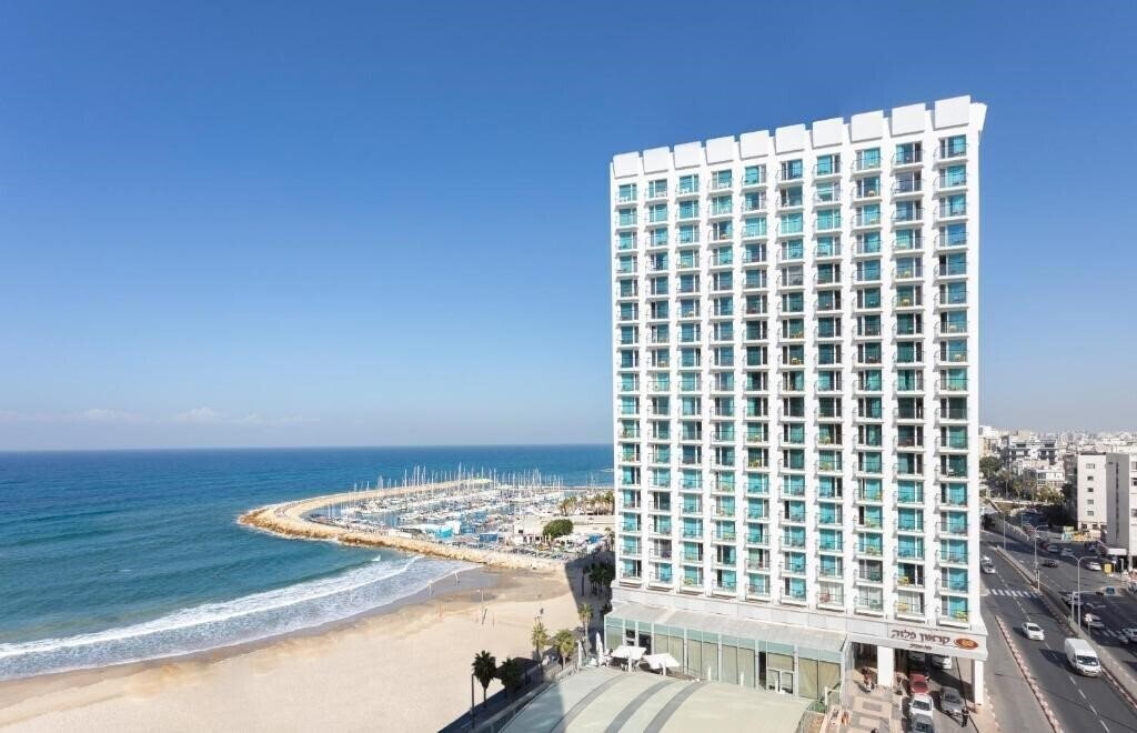 Готель Crowne Plaza Tel Aviv Beach 5*