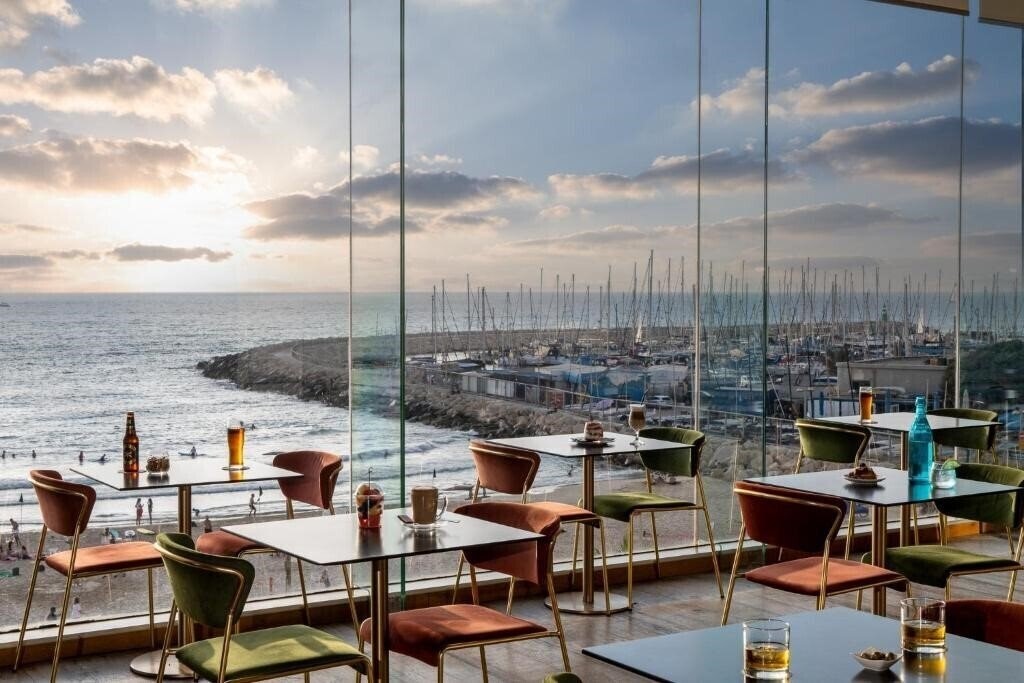 Фото Crowne Plaza Tel Aviv Beach 5*