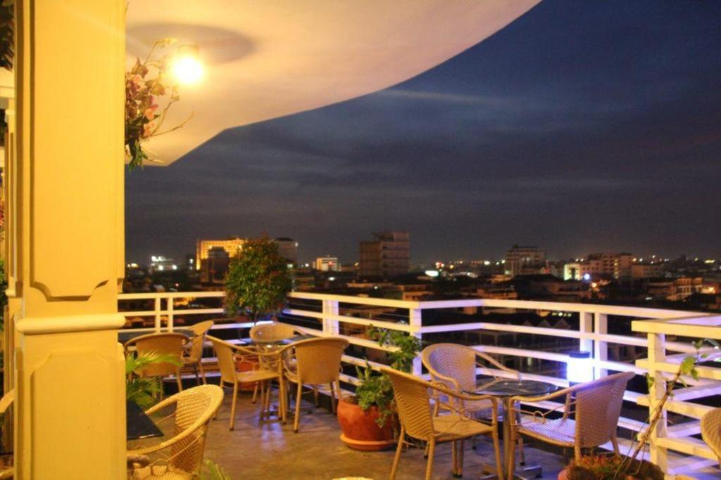 Отель Hang Neak Hotel 3*