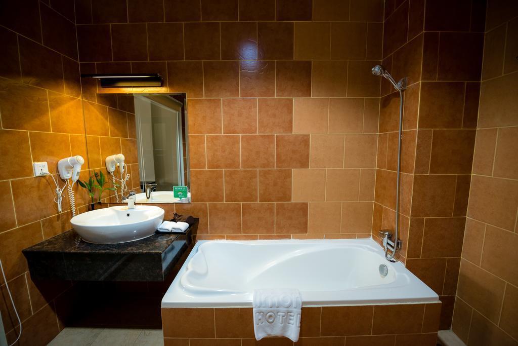 Фото Almond Hotel 3*