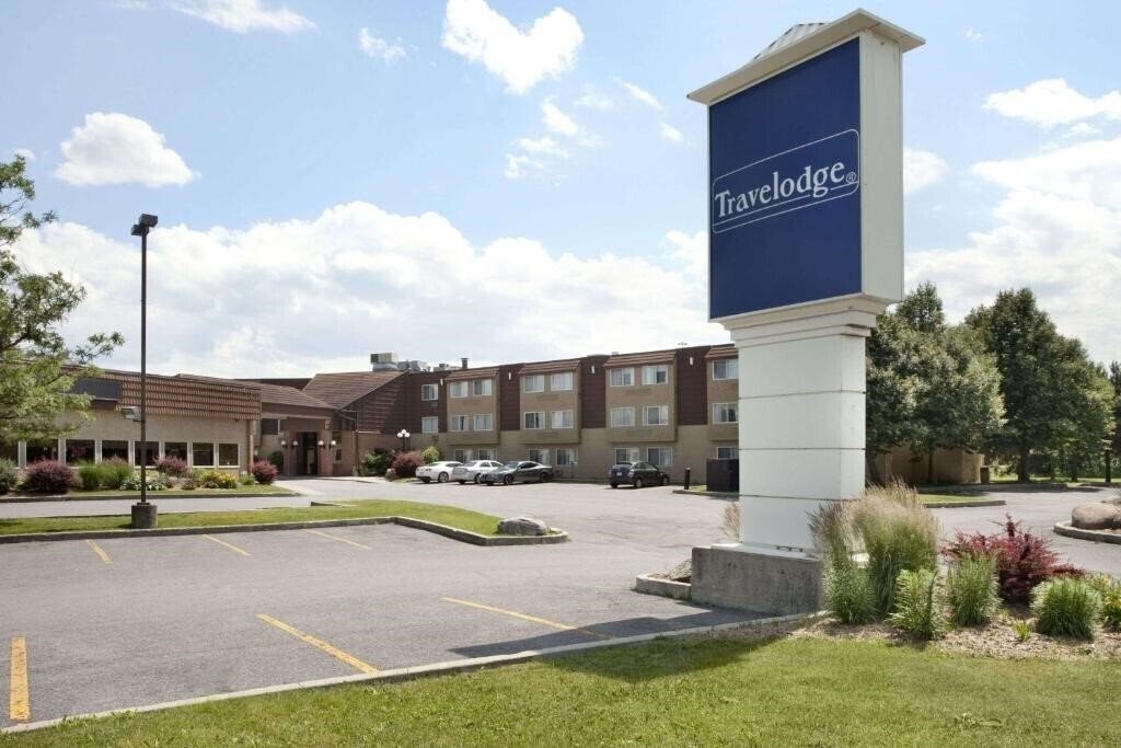 Готель Travelodge Ottawa East 3*