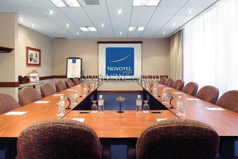 Отель Novotel North York 3*