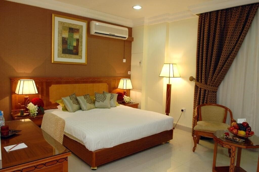 Отель Al Muntazah Plaza Hotel And Apt 3*