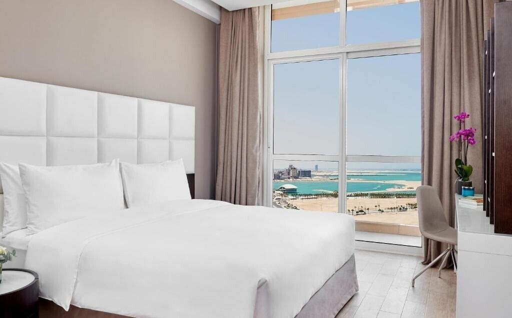 Фото Staybridge Suites Doha Lusail 4*