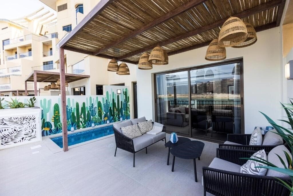 Отель The Townhouses The Pearl 4*