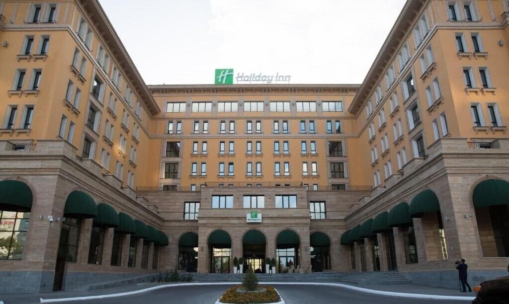 Отель Holiday Inn Aktau 4*