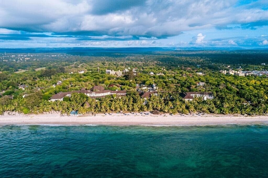Готель Diani Reef Beach Resort & SPA 5*