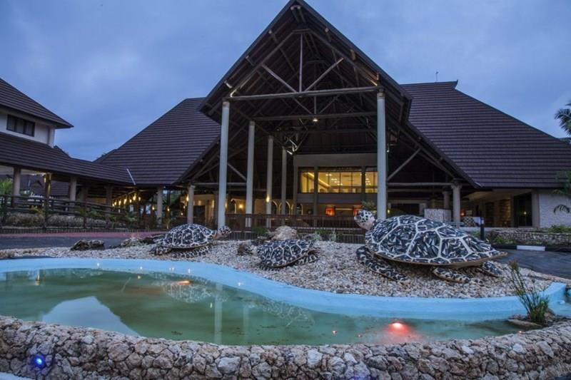 Отель Amani Tiwi Beach Resort 4*