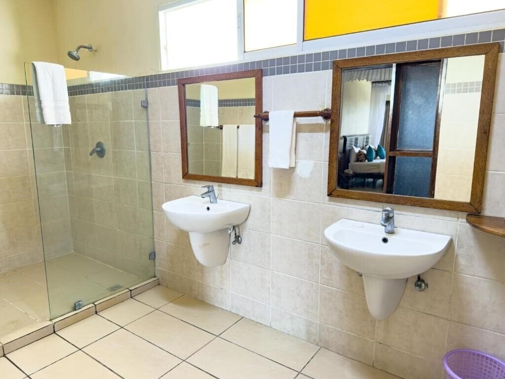 Фото City Blue Creekside Hotel & Suites 4*