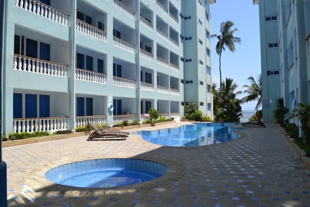 Отель Cowrie Shell Beach Apartments Mombasa 5*