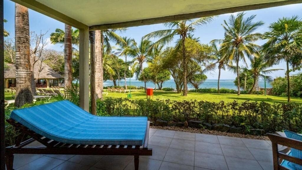 Отель Baobab Beach Resort 4*