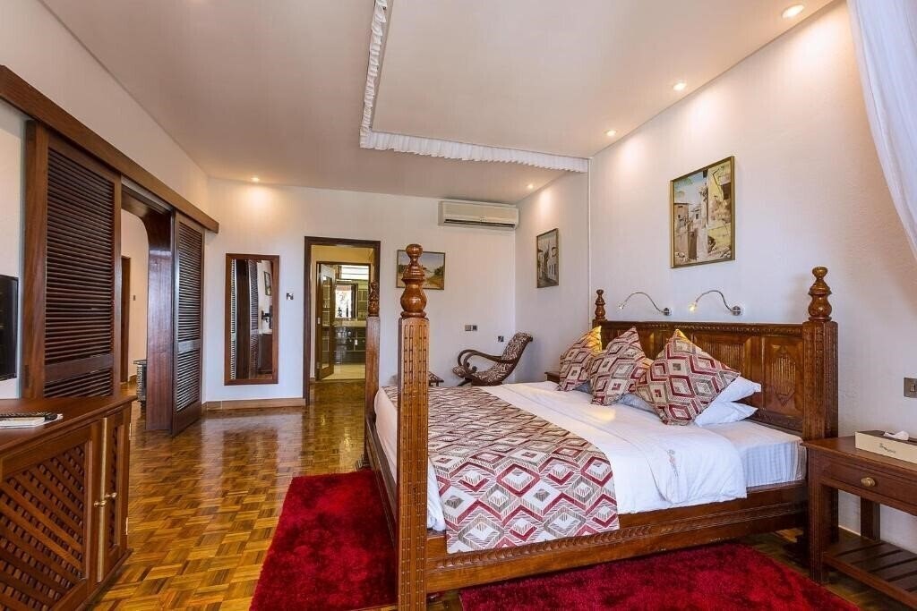 Отель Travellers Beach Hotel & Club 4*