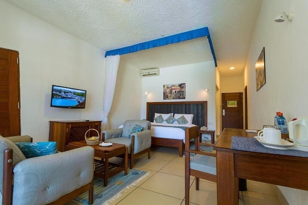 Фото Travellers Beach Hotel & Club 4*