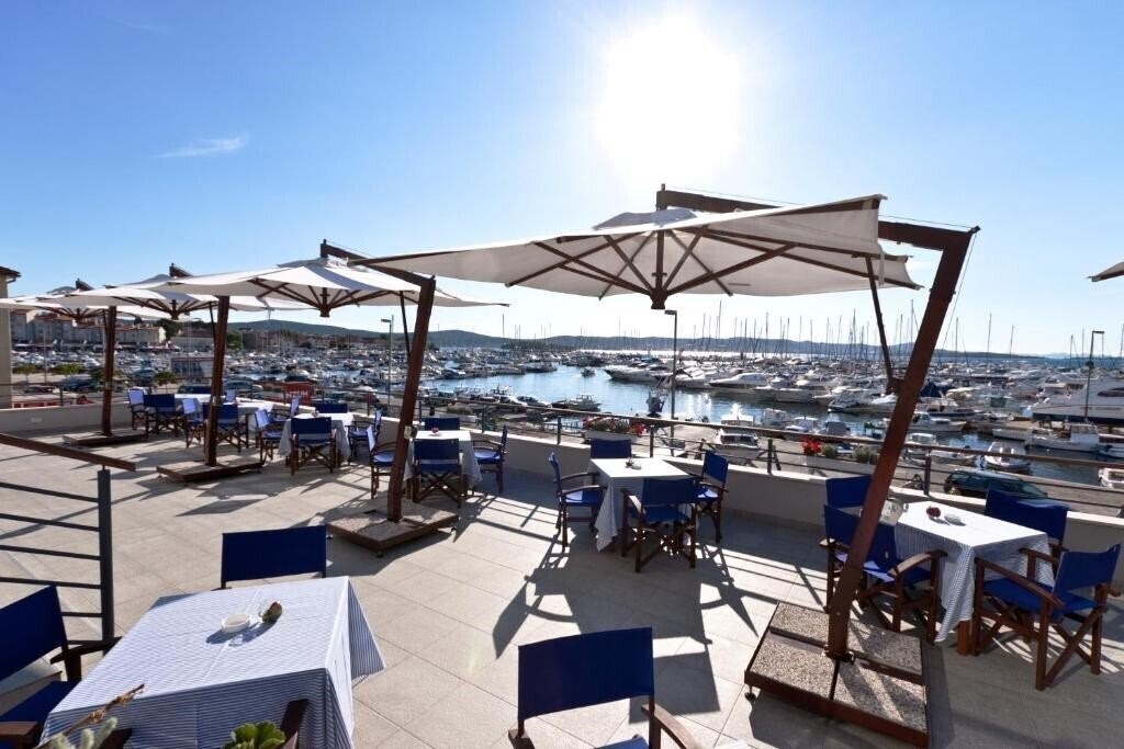 Готель In (Biograd Na Moru) 4*