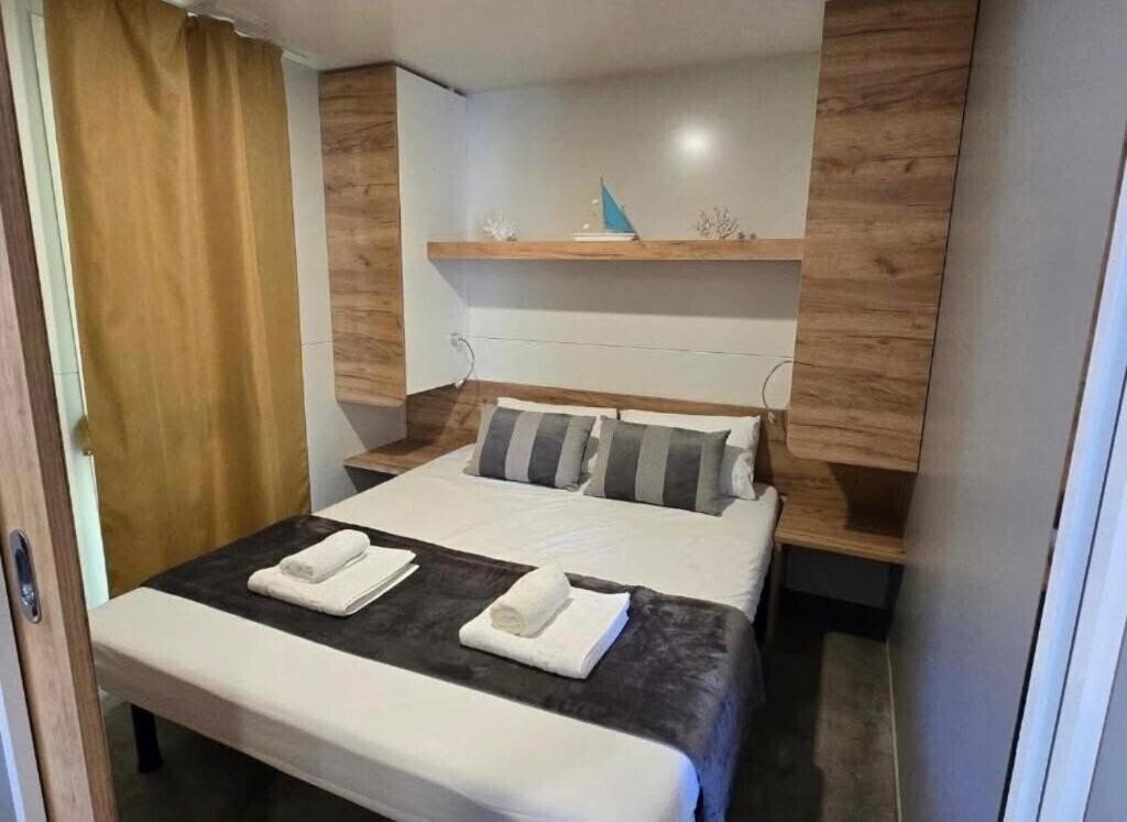 Отель Holiday Homes Camp Park Soline 3*