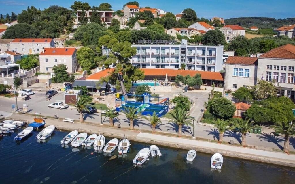 Отель Hotel Lumbarda 3*