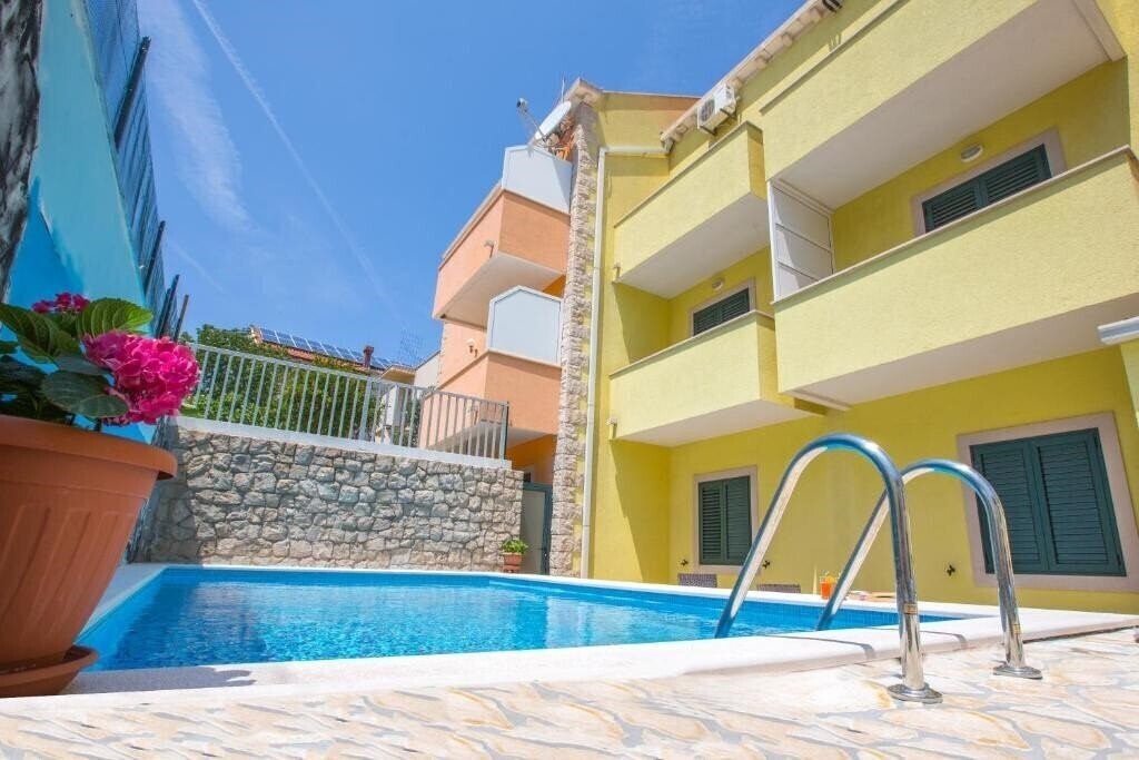 Отель Sunrise Apartments 3*