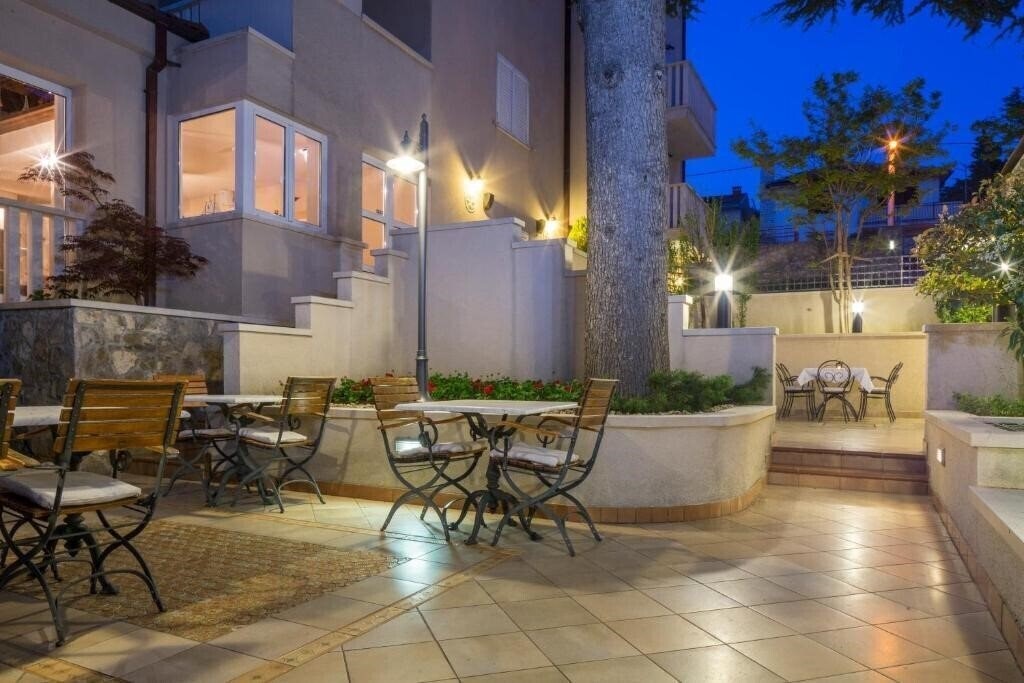 Отель Abalon Hotel & Apartments 4*