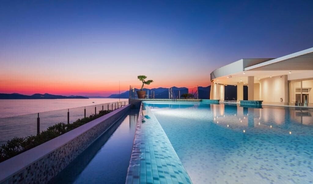 Готель Royal Blue Hotel 5*