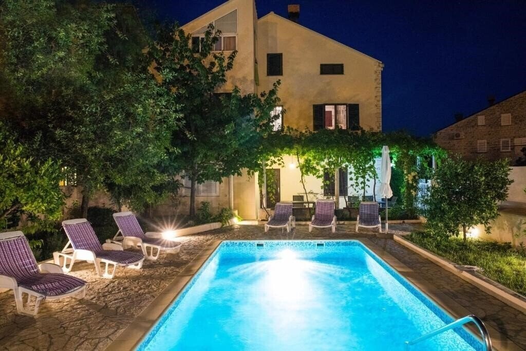 Отель Apartments Villa Roza 3*