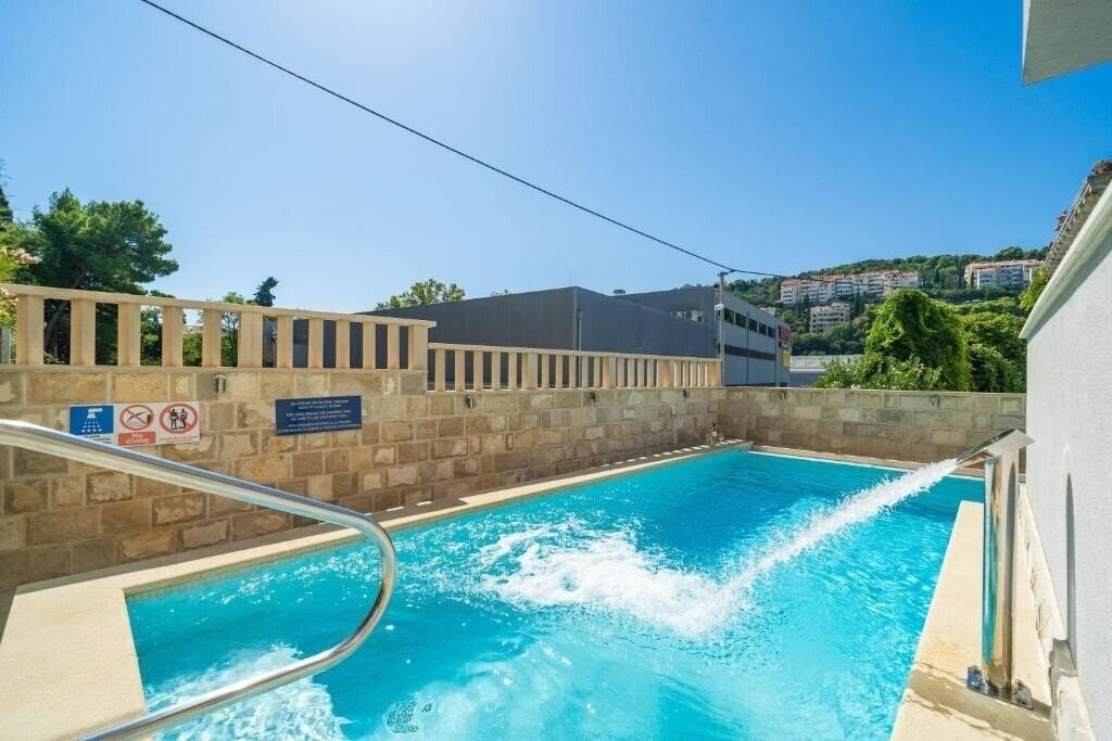Готель Apartments Aura 4*