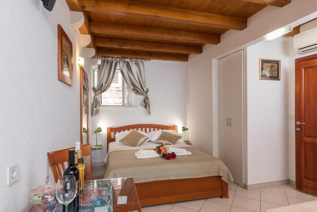 Готель Apartments Ivana 3*
