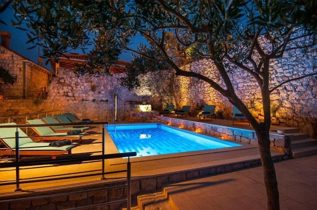 Готель California Apartments 4*