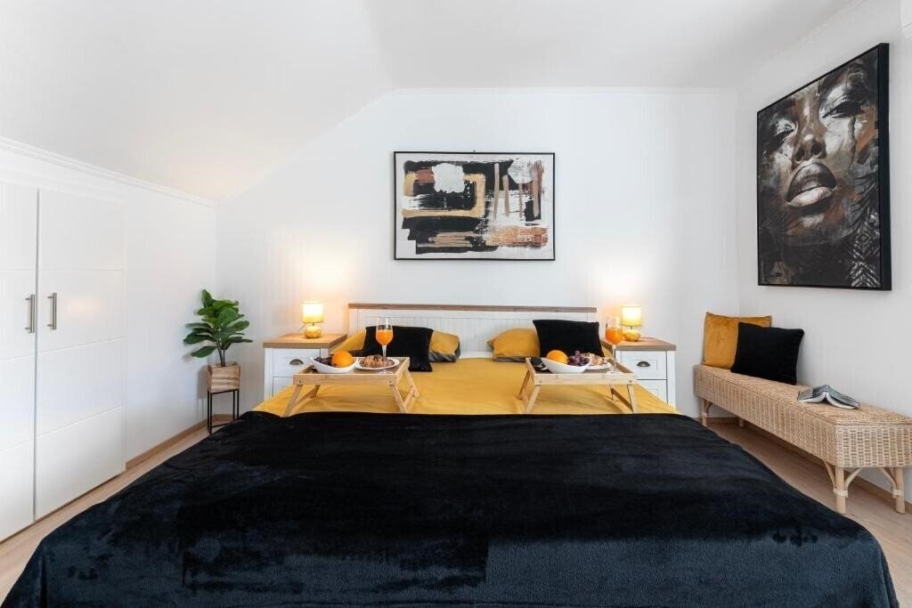 Готель Ira Apartments 3*