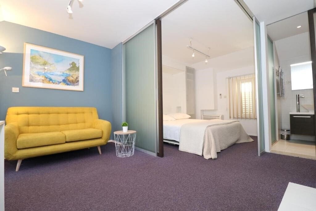 Отель Miro Studio Apartments 4*