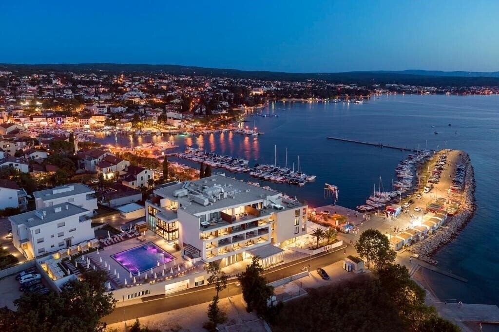 Отель Luxury Hotel Riva 5*