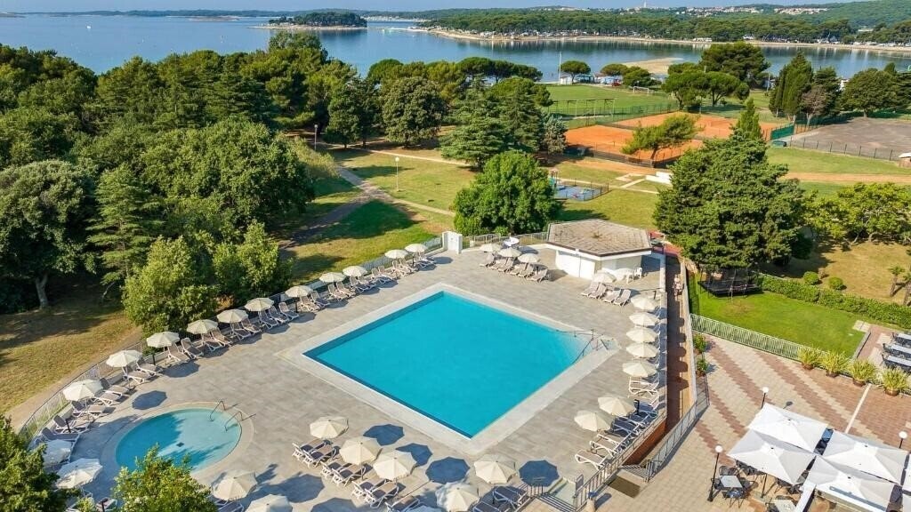 Отель Arena Hotel Holiday 3*