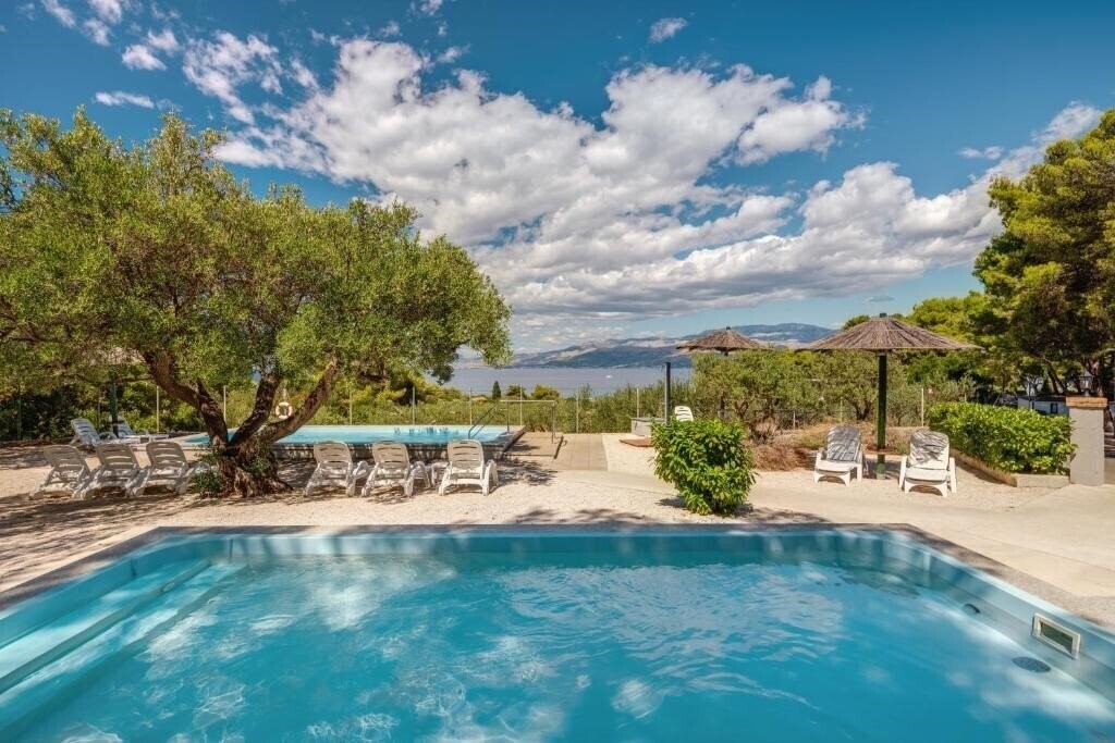 Готель Waterman Beach Village 4*