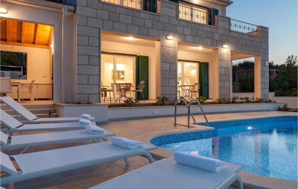 Фото Villa Makarac 4*