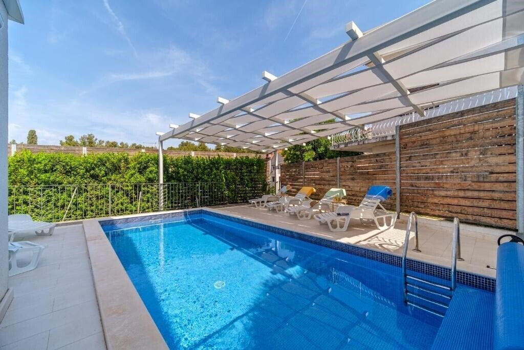 Готель Villa Milna Bay 4*